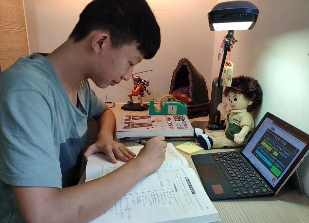 國中會考前1-2週可暫停實體課程進行居家學習