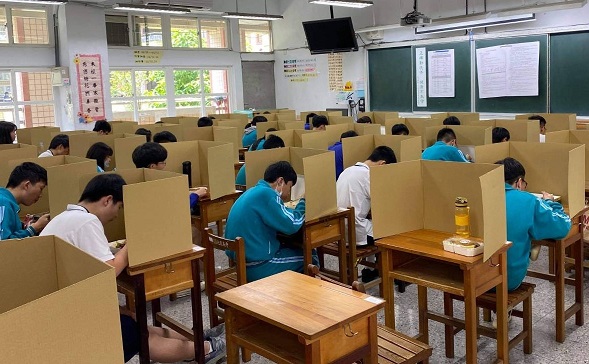 教育局加強會考防疫相關措施,在午餐注意使用隔板(資料照)