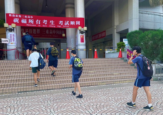 .呼籲考生居家期間務必採低密度活動,宜避免外出或至高風險群聚場所(資料照)