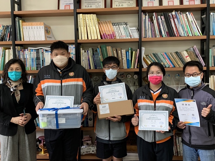 瑞芳高工團隊榮獲結構創意組裝競賽全國冠軍，左起PASCO錫昌科技全淑萍經理、參賽學生吳侑承、戴上鈞、莊淑貞、指導老師李銘哲