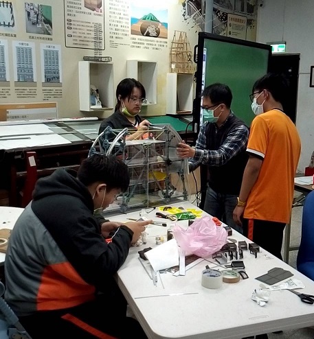 瑞芳高工競賽師生挑燈夜戰透過電腦繪圖與雷射雕割等技能，針對飯店建築外觀進行設計