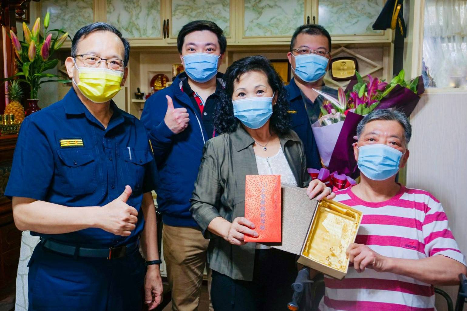 「警察模範母親」治安英雄的後盾!淡水警分局長偕警友贈禮喜慶母親節