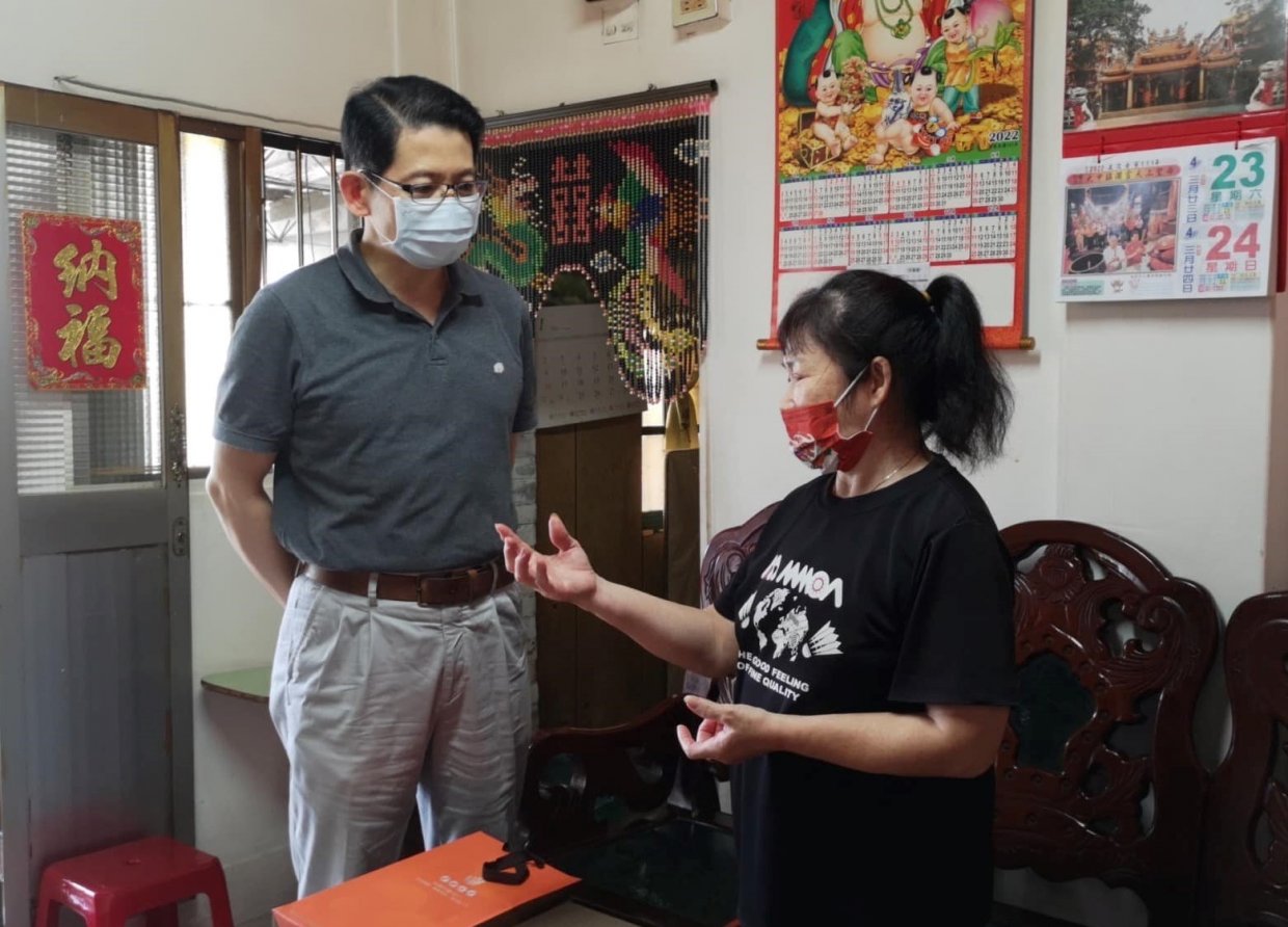 莊女士多年來撫養照顧一對孫子女,勇敢支撐起家庭的重擔。