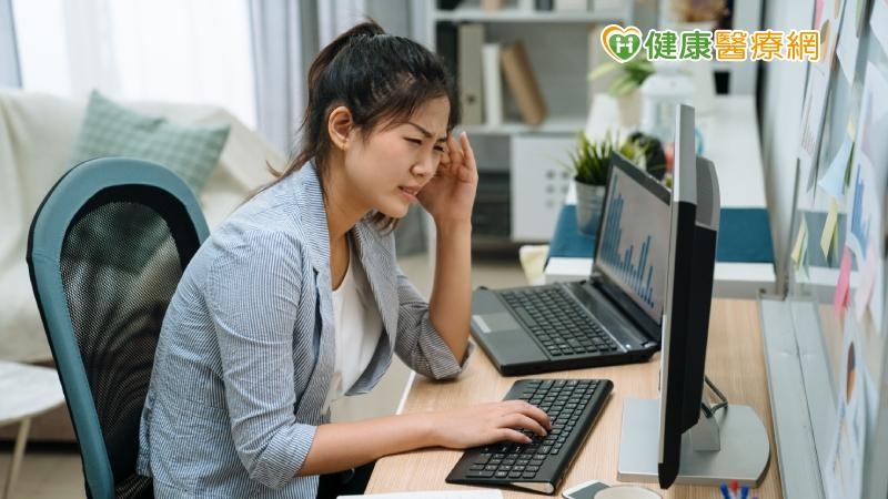 緊盯電腦導致模糊眼花?不是近視加深,是乾眼症