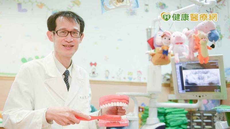 大人嚼碎食物餵孩 恐傳「蛀牙菌」害乳牙蛀光