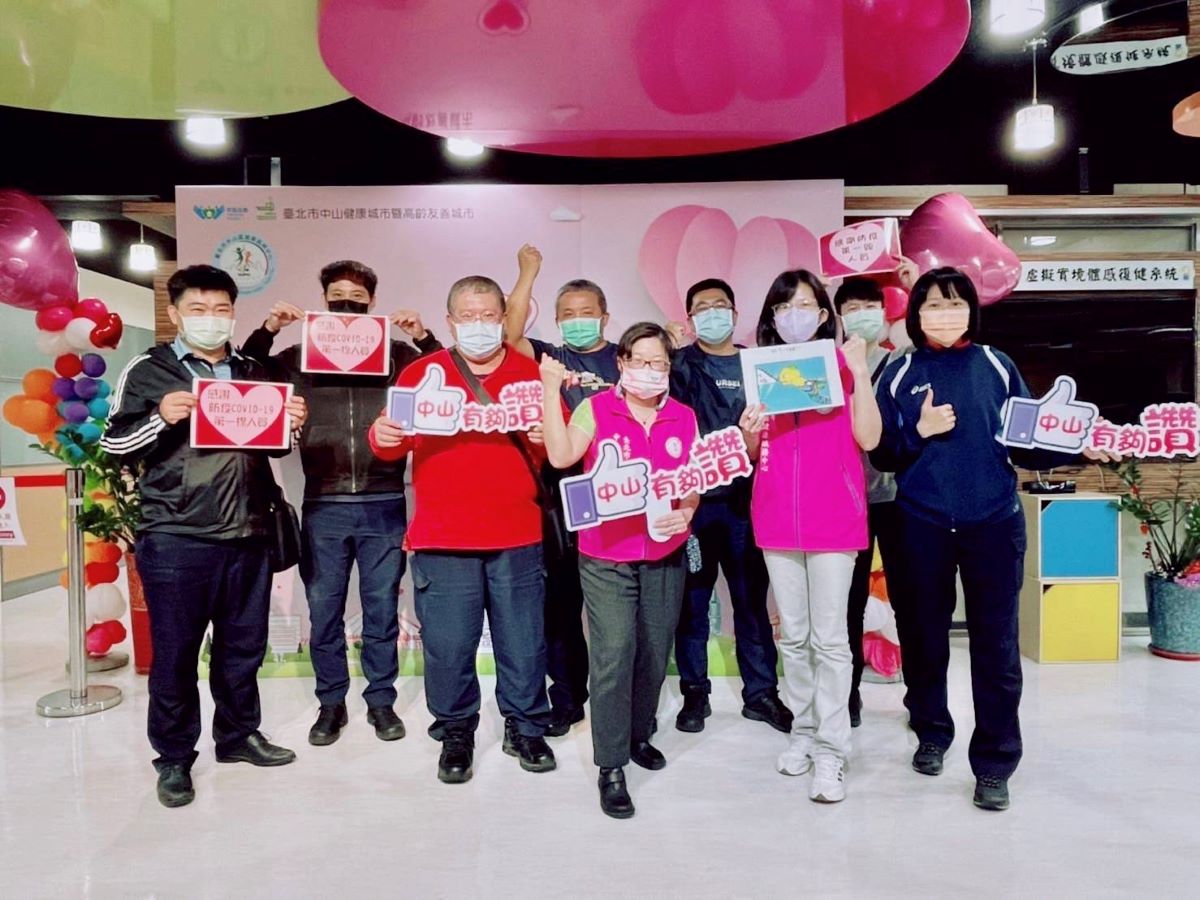 臺北市保安警察大隊身先士卒投入臺北市中山區健康服務中心疫情調查工作，與醫護人員成為相互支持的好夥伴。