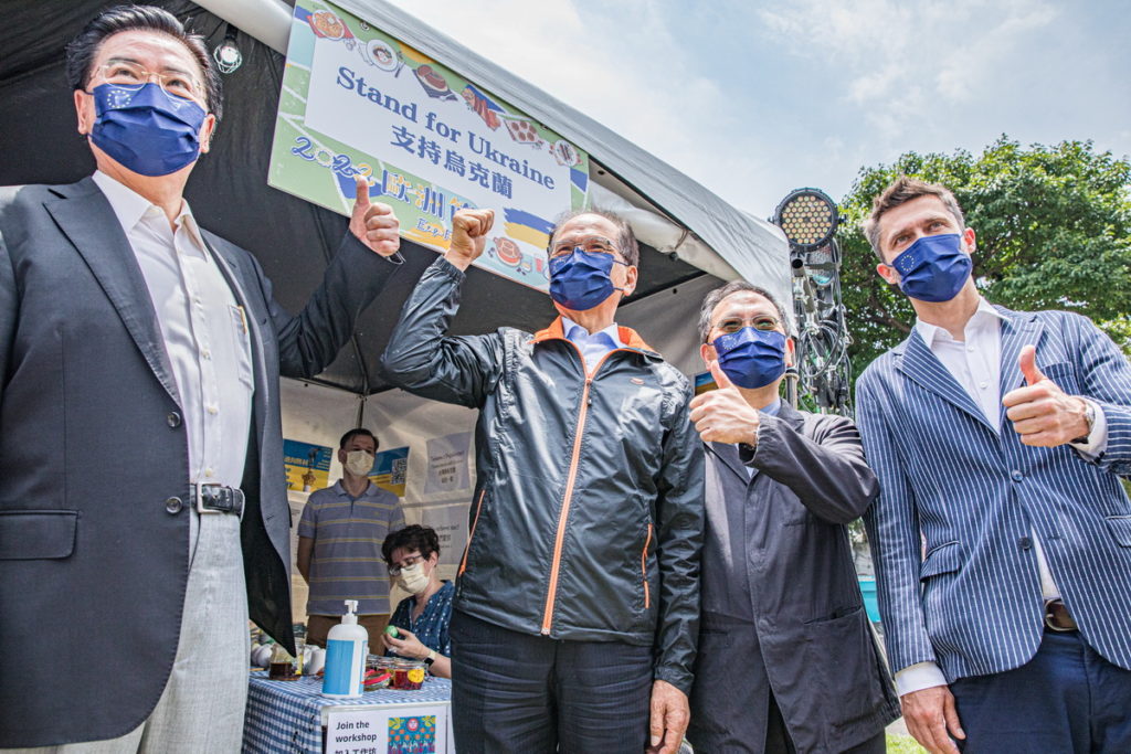 「支持烏克蘭」慈善募款攤位，募款所得將全數捐給聯合國危機救助基金的烏克蘭人道基金(圖/歐洲經貿辦事處提供)