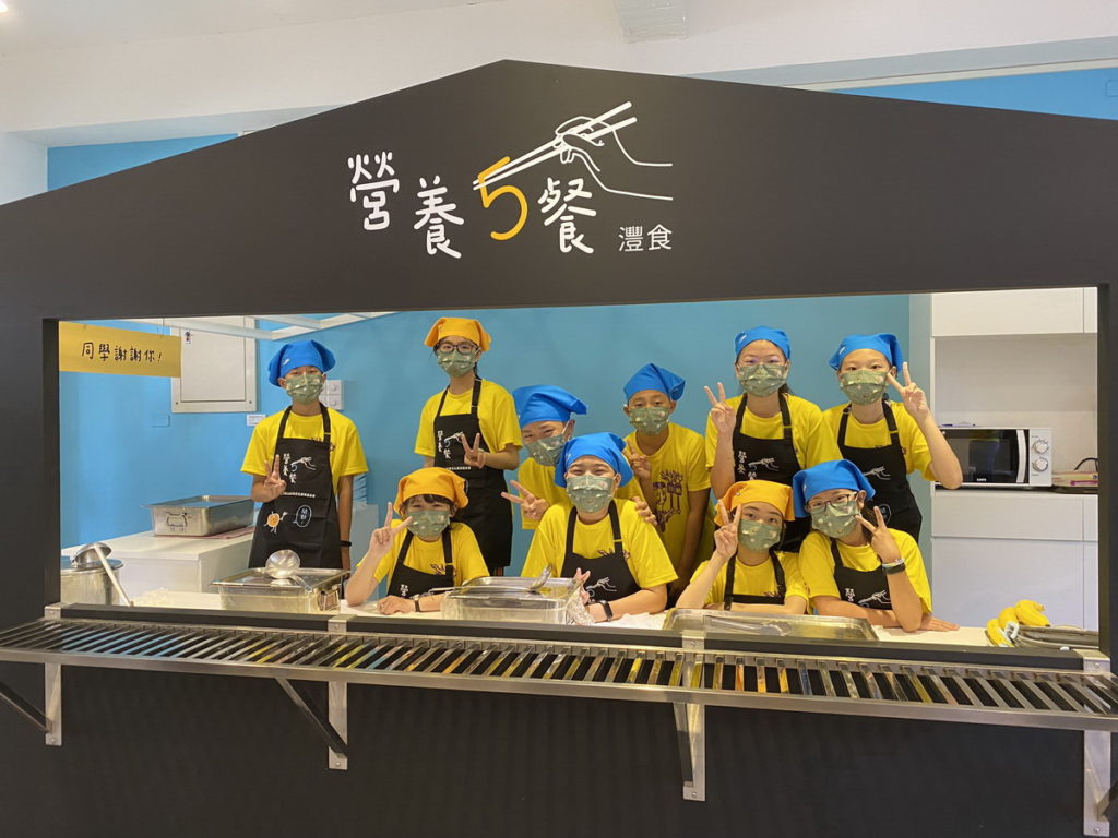 ▲ 為同學打菜,在用餐時也能培養服務精神。