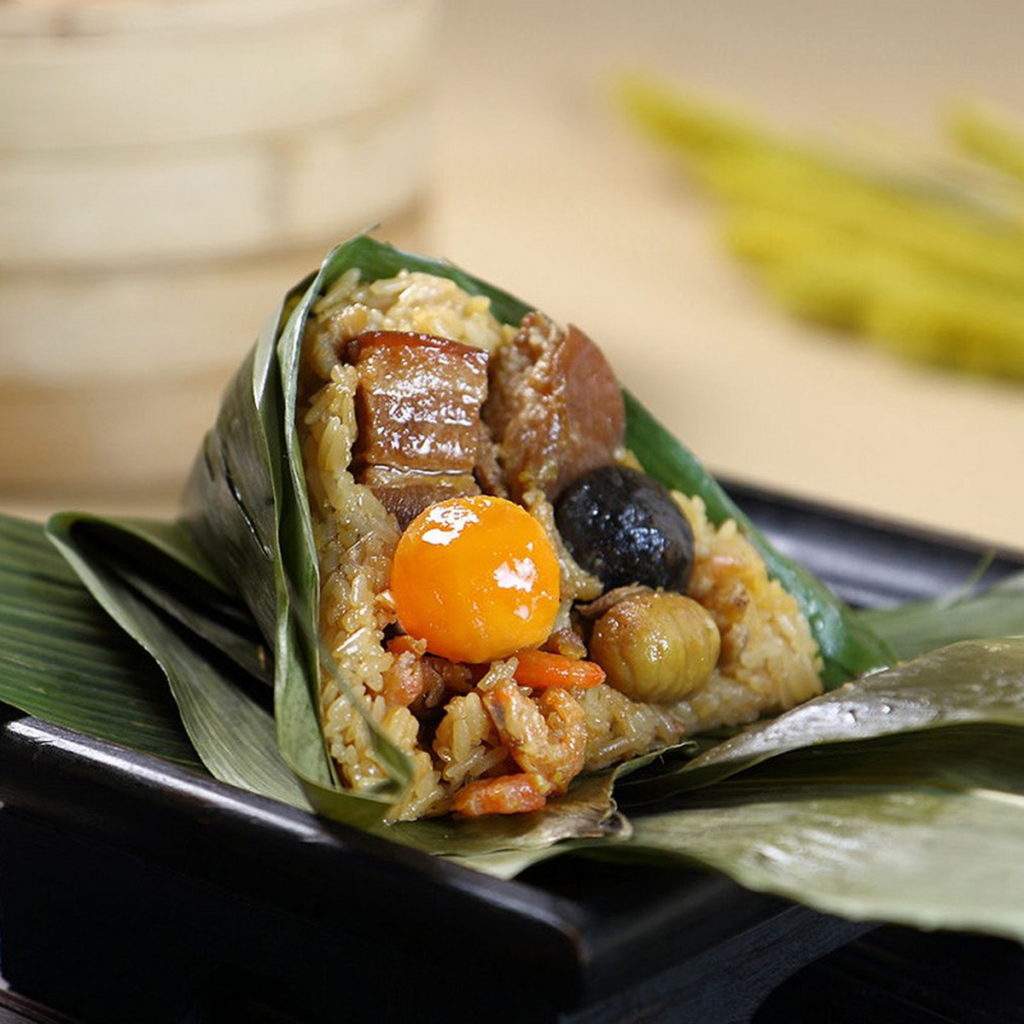 台北老爺新品「古早雙味豬肉粽」加入台菜靈魂油蔥酥做提香,及菜脯、蝦米、香菇、栗子與鹹鴨蛋蛋黃等,道地灶腳阿嬤家鄉味。