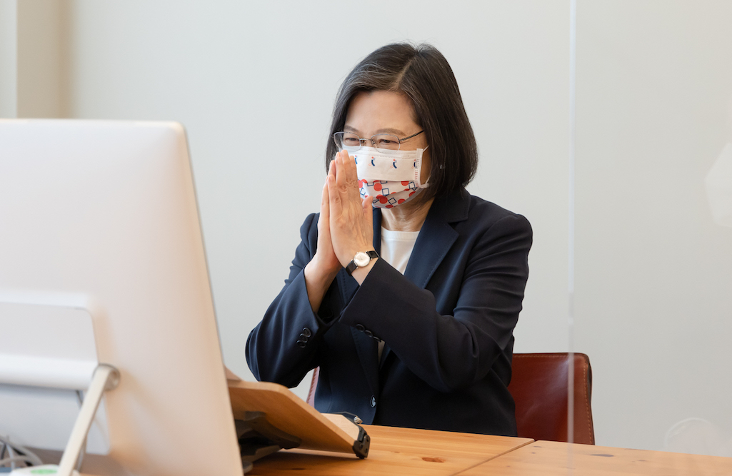 蔡英文線上會晤日本訪團 日議員:岸田首相政權對臺灣非常友好 69 總統蔡英文6日下午以視訊方式接見「日本自民黨青年局長小倉將信眾議員訪團」,日本自民黨青年局長小倉將信表示,「岸田首相的政權對臺灣非常友好」。