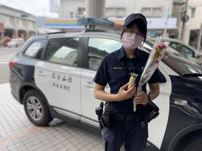 母親節前夕 旗山警贈康乃馨感謝波麗士媽咪們