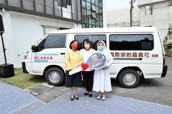母親節最溫暖禮物!國際崇她嘉義社捐贈聖仁失智家園復康巴士
