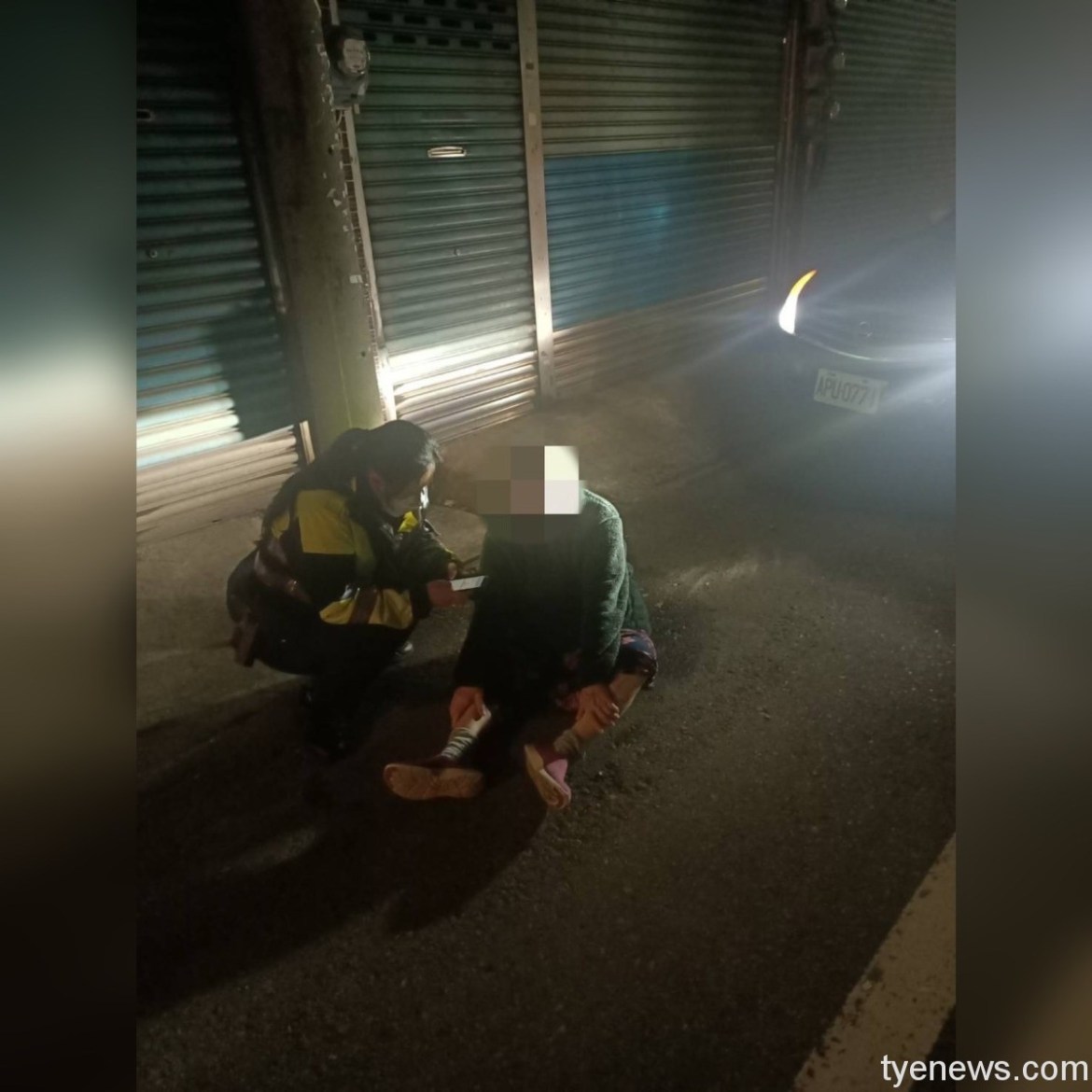 老婦迷途無助跌坐路旁 八德暖警護送平安返家 17 S 106725444