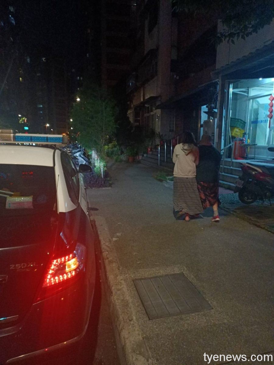 老婦迷途無助跌坐路旁 八德暖警護送平安返家 18 S 2793496 scaled