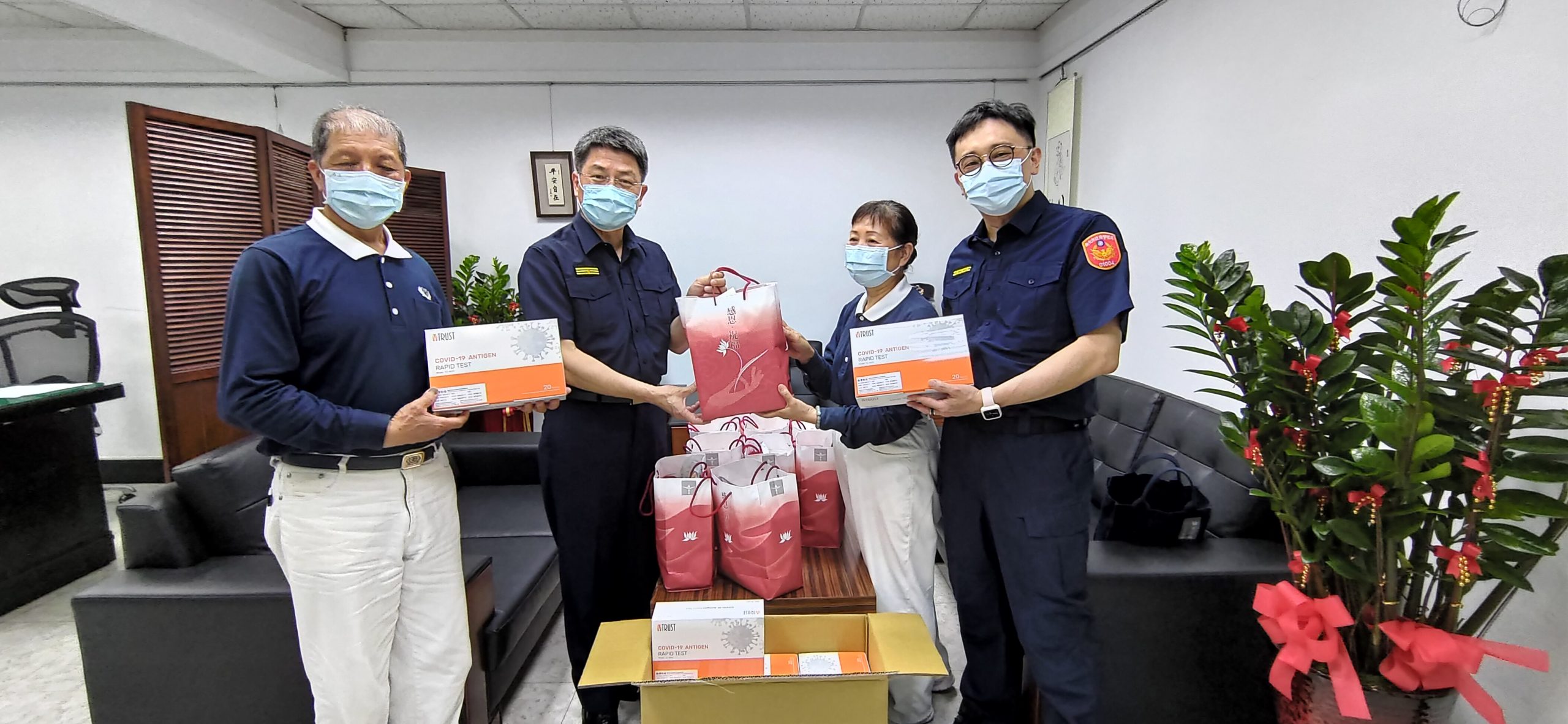 圖片說明;慈濟慈善基金會暨慈警會師兄師姐日前特別造訪板橋分局致贈300份快篩試劑。(記者林鈞澤翻攝)