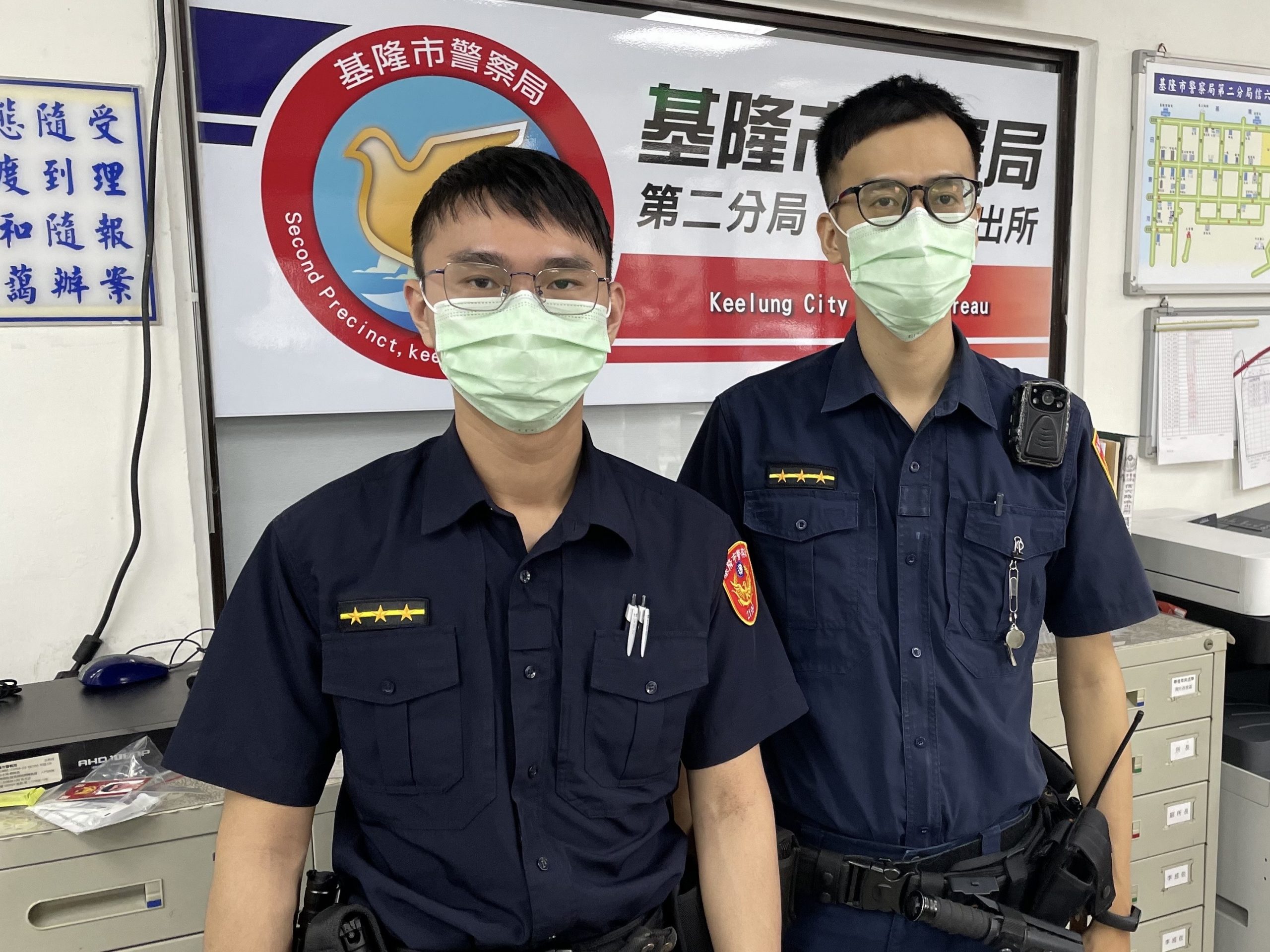 圖片說明:信六路派出所警員黃瑞渝、宋東儒成功阻止一場假綁架真詐騙案。。(記者宋紹誠翻攝)