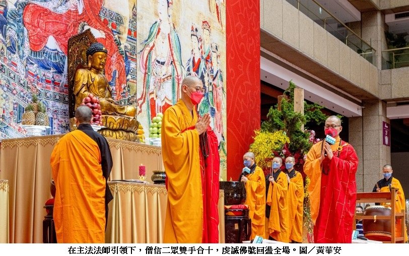 可能是 5 個人和大家站著的圖像