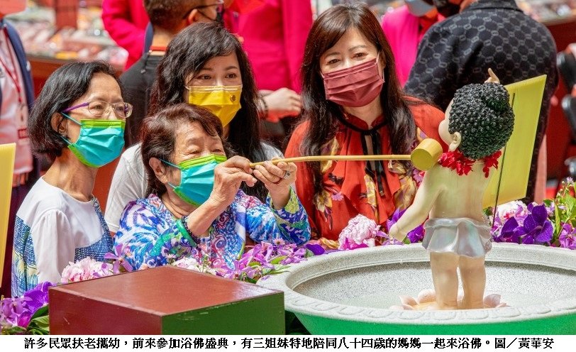 可能是 4 個人和大家站著的圖像