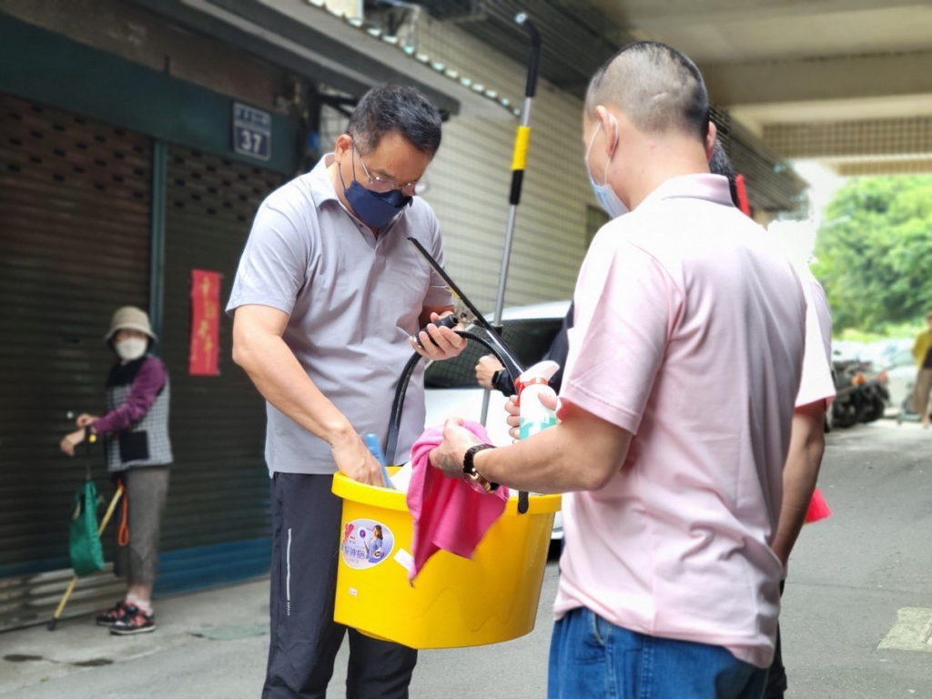 (左)新竹市國民黨市長參選人林耕仁利用清潔工出身的專業協助弱勢母親,當起居家『全能改造王』。(圖:翻攝自林耕仁臉書)