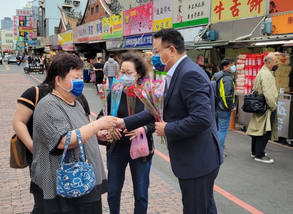(右一)林耕仁特別的清潔工基層出身,成為 他的個人獨特標誌。(圖:翻攝自林耕仁臉書)