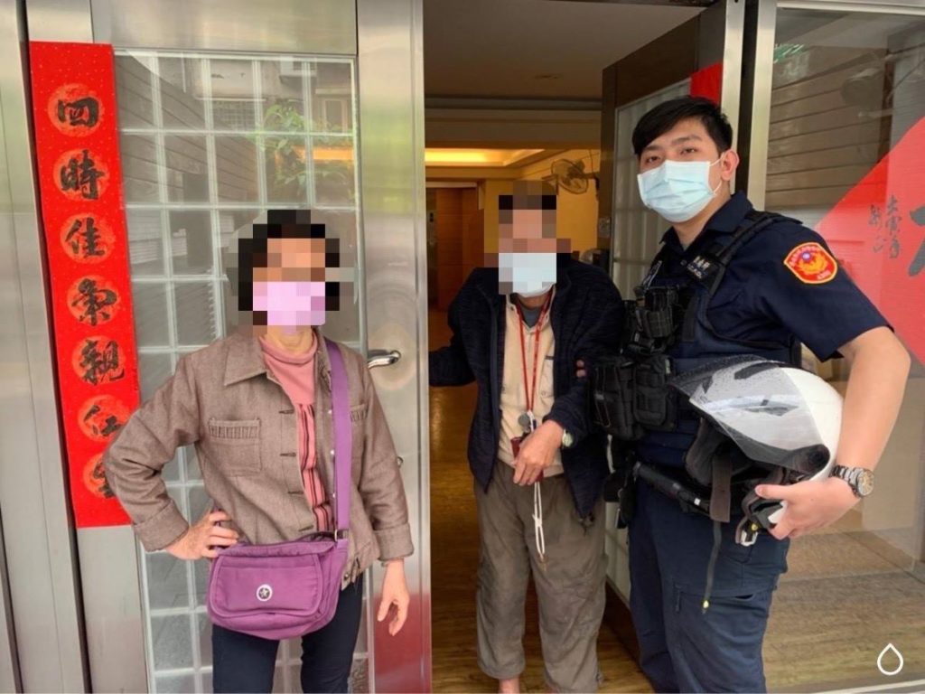 大安分局警員曾名誼熱心幫助失智翁平安返家。