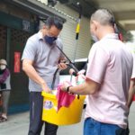 ▲(左)新竹市國民黨市長參選人林耕仁利用清潔工出身的專業協助弱勢母親,當起居家『全能改造王』。(圖/翻攝自林耕仁臉書)