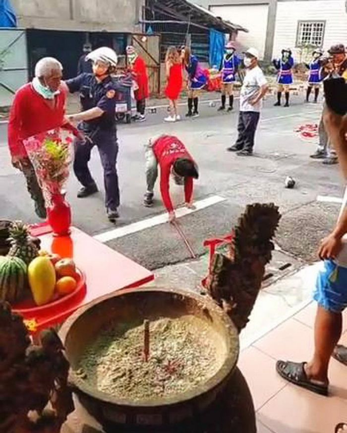 廟會鬥牛陣太逼真 敬業員警上前勸架
