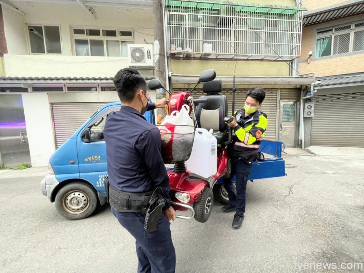 9旬翁騎電動車訪友竟拋錨 平鎮警巧遇協助安全返家 16 366113 scaled