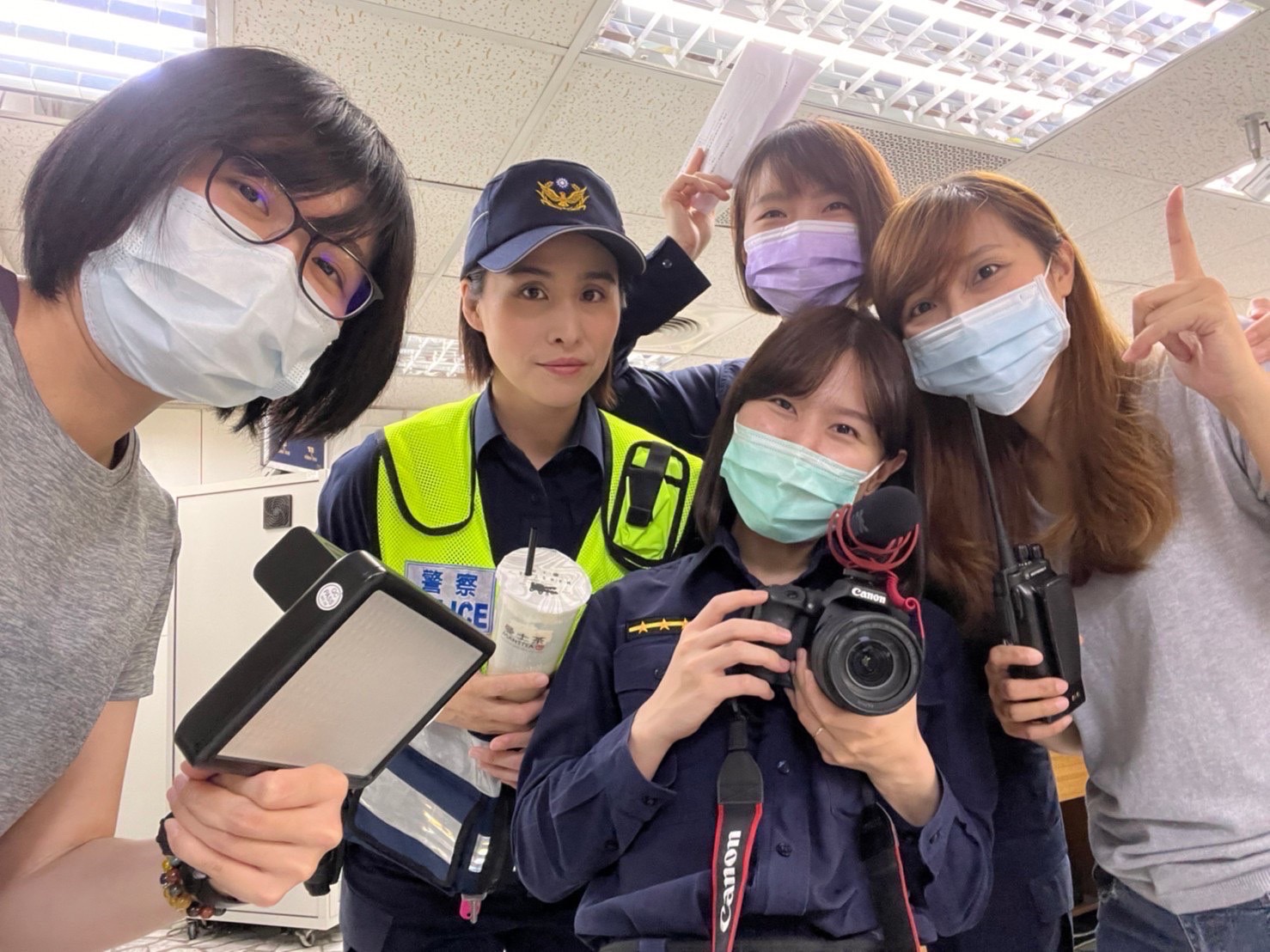 圖片說明:「警察忙什麼」由新北警婦幼隊小編群自編自導自演於母親節前夕上傳FB。(記者戴昱弘翻攝)