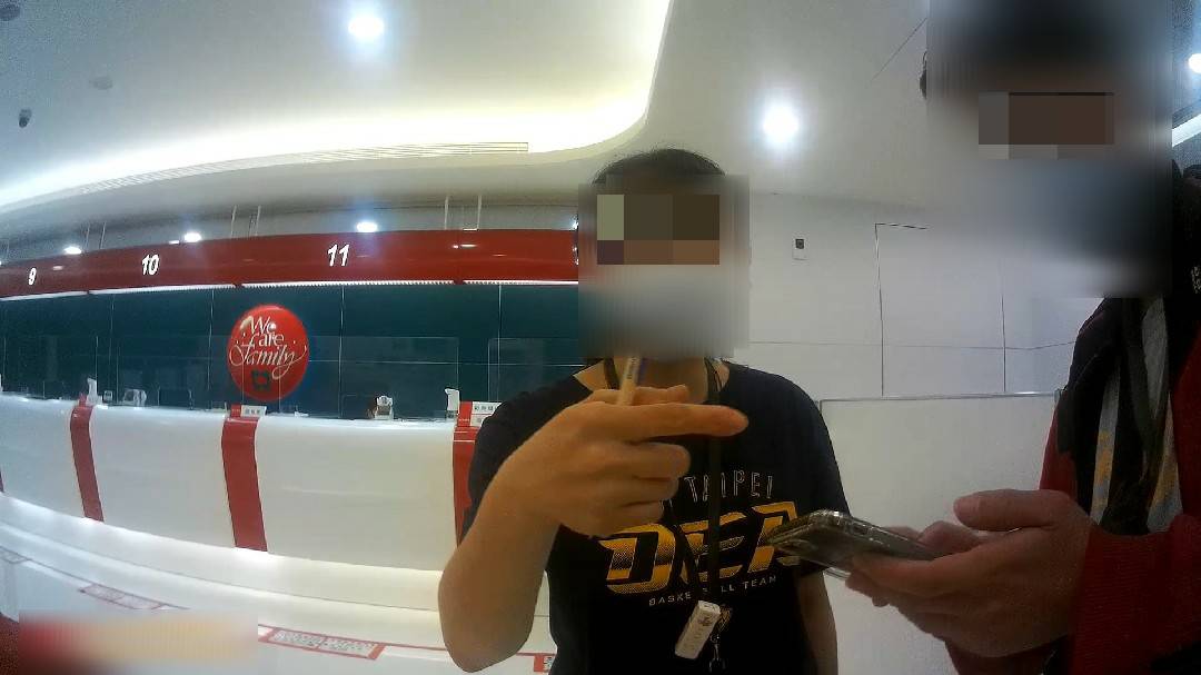 ▲行員確認許男帳戶未被凍結,並與員警一起耐心說明這是「假貸款真詐騙」的手法 (圖/台中市警察局 提供)