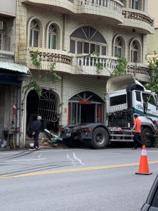 機車鬼切 大貨車閃避不急一頭撞牆。記者爆料網提供