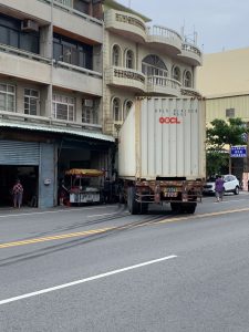 機車鬼切 大貨車閃避不急一頭撞牆。記者爆料網提供