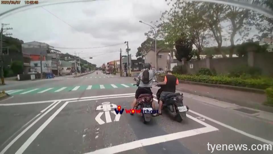 【有片】停等紅燈被問「你囂張什麼」龜山騎士遭陌生男爆打 14 振興路