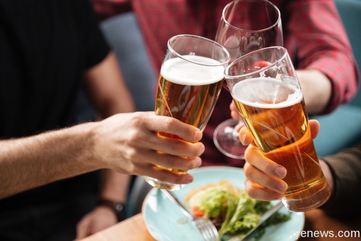 酒駕新法上路!桃園市公告2名酒駕累犯姓名及照片 19 young friends sitting cafe while drinking alcohol