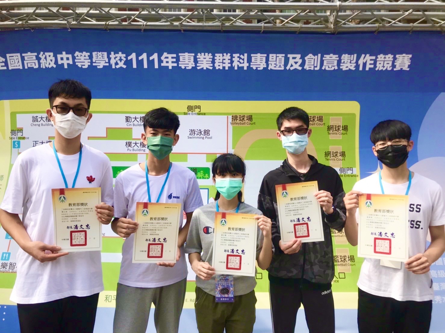 全國高中專業群科111年專題及創意製作競賽二信高中智慧居家插座奪佳作