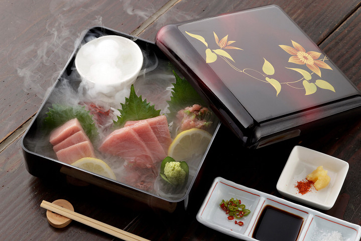 新上五島町的生鮪魚一品料理,未經冷凍的鮪魚滋味格外新鮮。 圖:長崎縣觀光連盟/提供