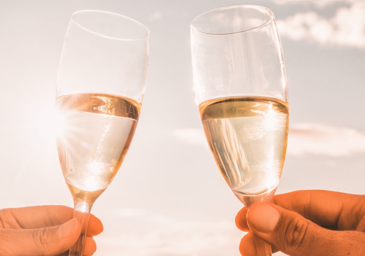 Couple,Toasting,Wine,Glasses,For,Celebration ,Champagne,Toast,In,Luxury