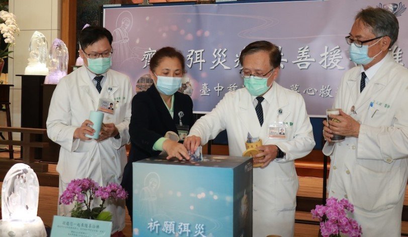 可能是 4 個人和大家站著的圖像