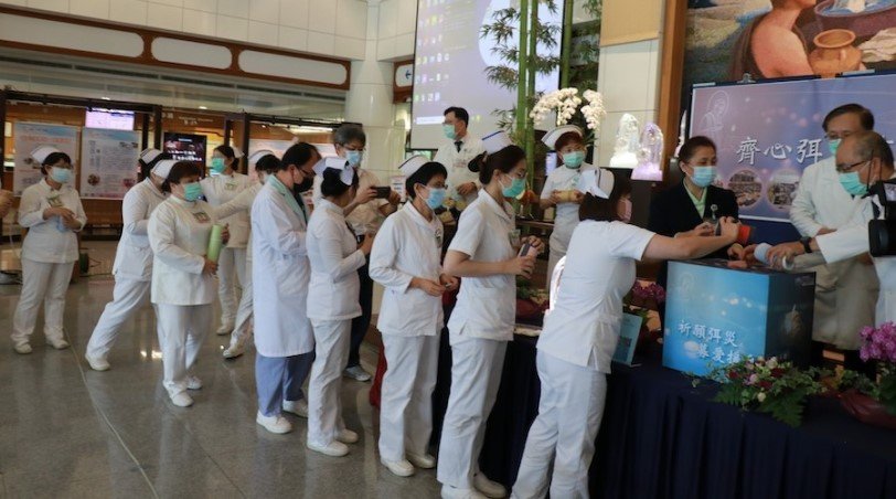 可能是 10 個人、大家站著和室內的圖像