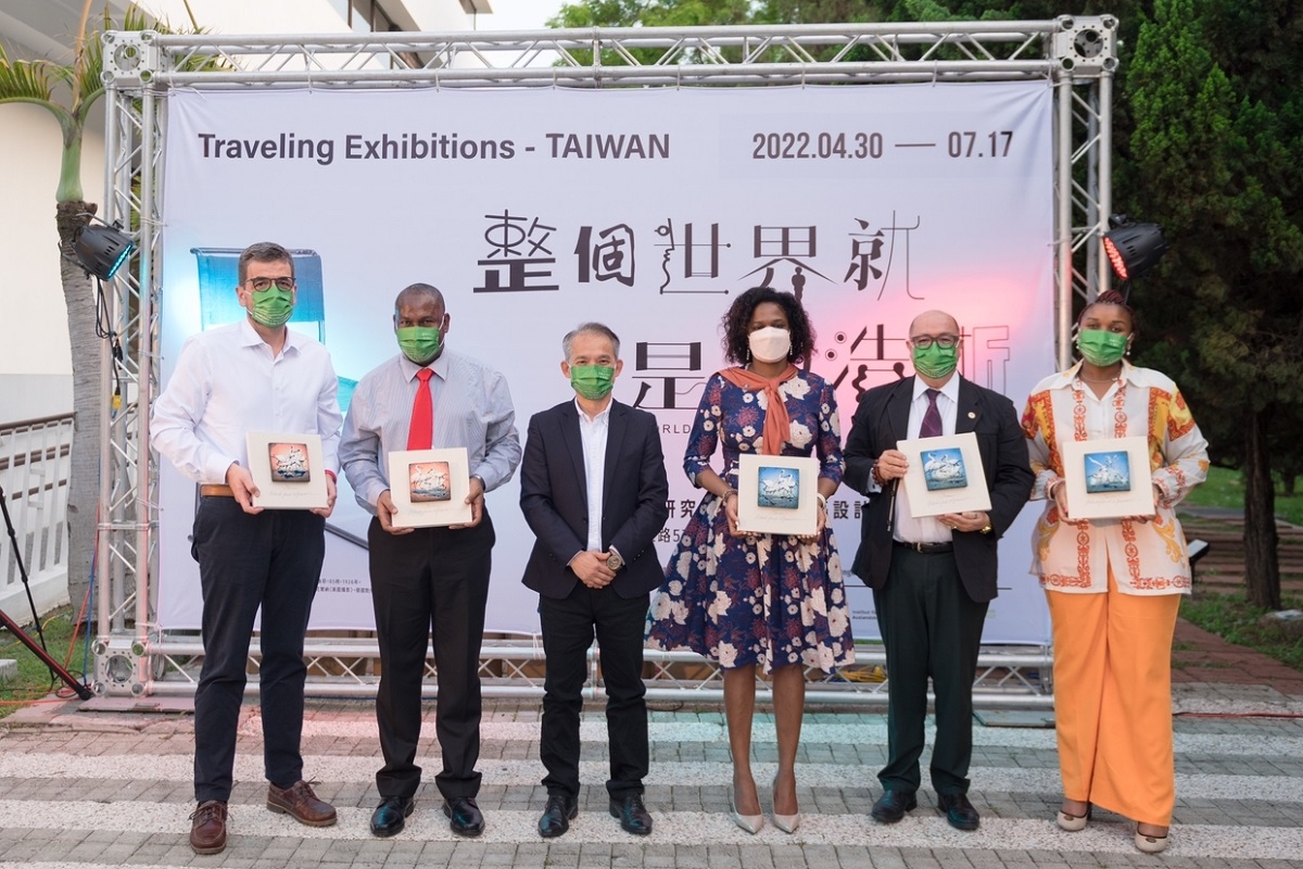 起-德國經濟辦事處林百科處長、聖露西亞駐華大使館勞勃．路易斯大使、工藝中心張仁吉主任、貝里斯駐華大使館碧坎蒂大使、巴拉圭共和國大使館臨時代辦彬文勇公使、史瓦帝尼王國大使館冉內莉．班貝一等秘書合影（圖/工藝中心提供）