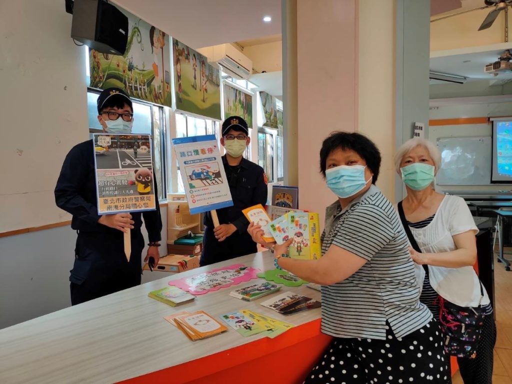 南港分局至舊莊國小「樂齡班」對年長者交通安全宣導