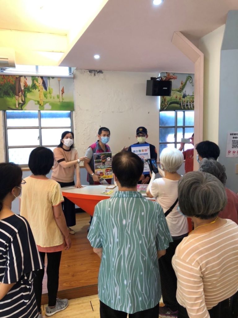 南港分局至舊莊國小「樂齡班」對年長者交通安全宣導