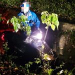 ▲夜間下雨、視線昏暗,郭姓男子騎機車不慎跌入深水溝中,緊急報警求助 (圖/台中大甲分局 提供)