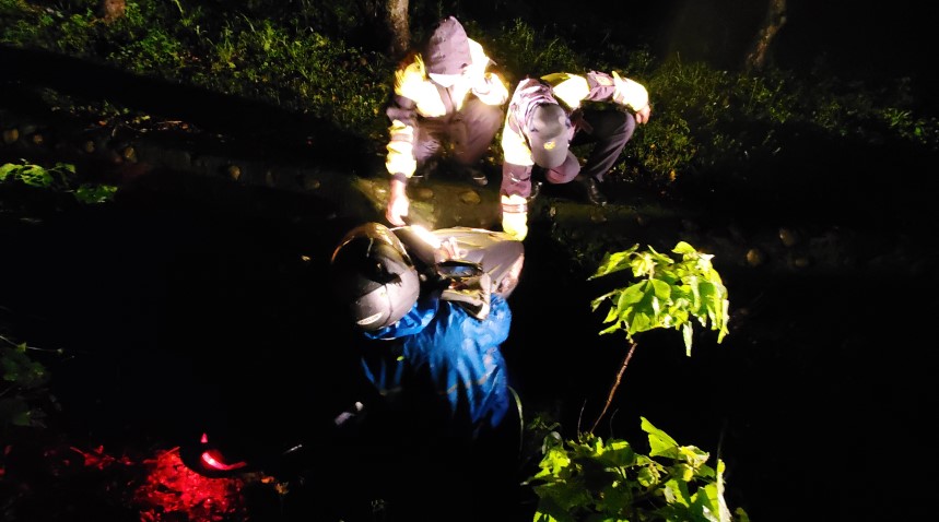 ▲員警暗夜中冒雨搜尋,終於找到跌入水溝中的郭男,並以人力徒手將人車救起 (圖/台中大甲分局 提供)