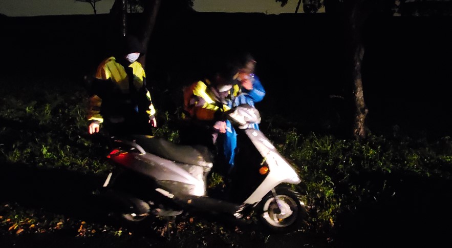 ▲郭男脫困後頻頻向員警道謝,並趕緊向家人報平安 (圖/台中大甲分局 提供)