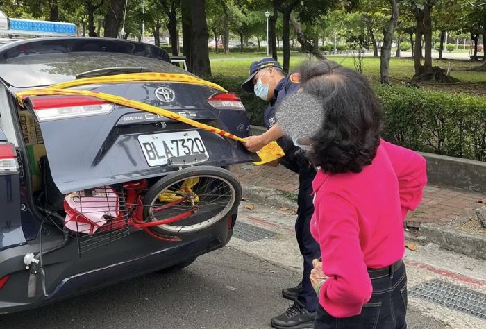 婦人漁港前迷途 保大暖警溫馨護送返家