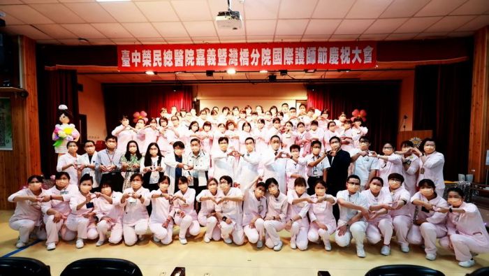 中榮嘉灣分院慶祝國際護理師節院長陳正榮表揚績優護理師