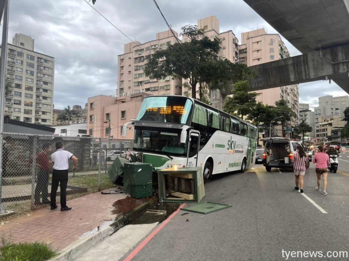 【有片】粗心客運駕駛忘拉手煞車撞毀變電箱 蘆竹307戶停電 16 302117 scaled