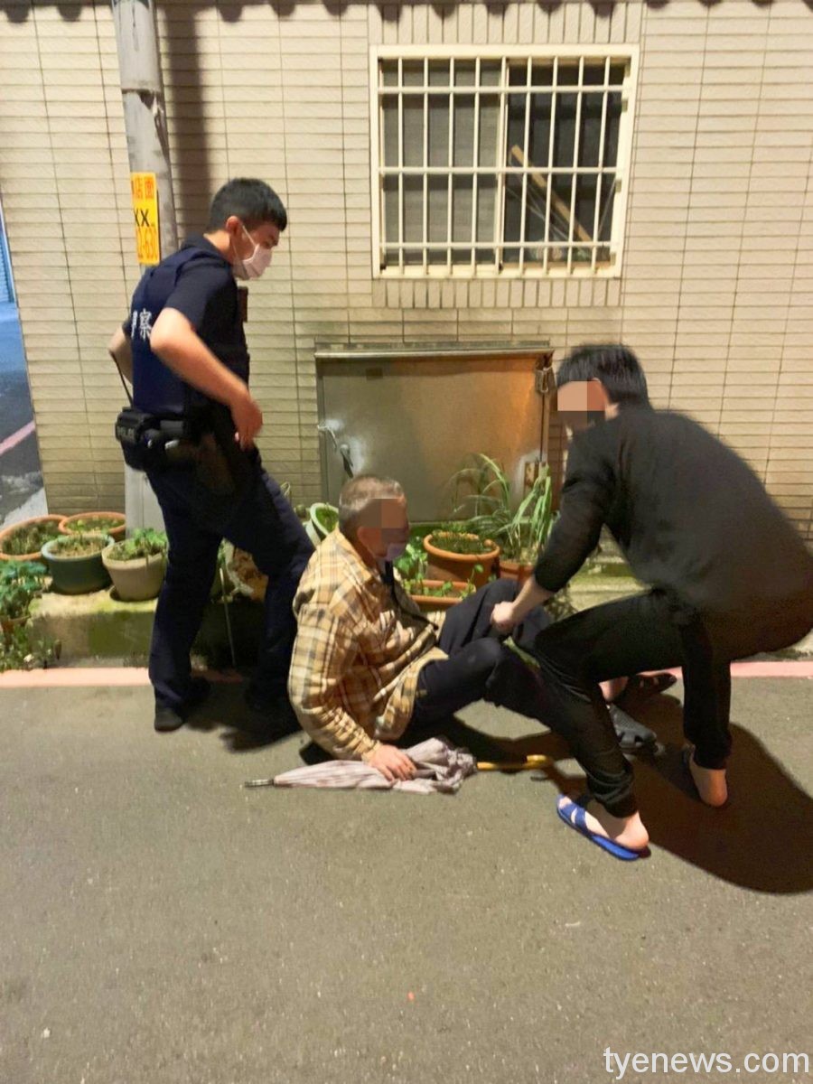 大園6旬老翁醉倒路中 員警挨家挨戶護送返家 16 135674 scaled