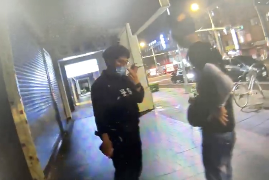 圖片說明:景美所員警機警盤查一男子,發現其淪為網路徵才之詐騙車手。(記者趙靜姸翻攝)